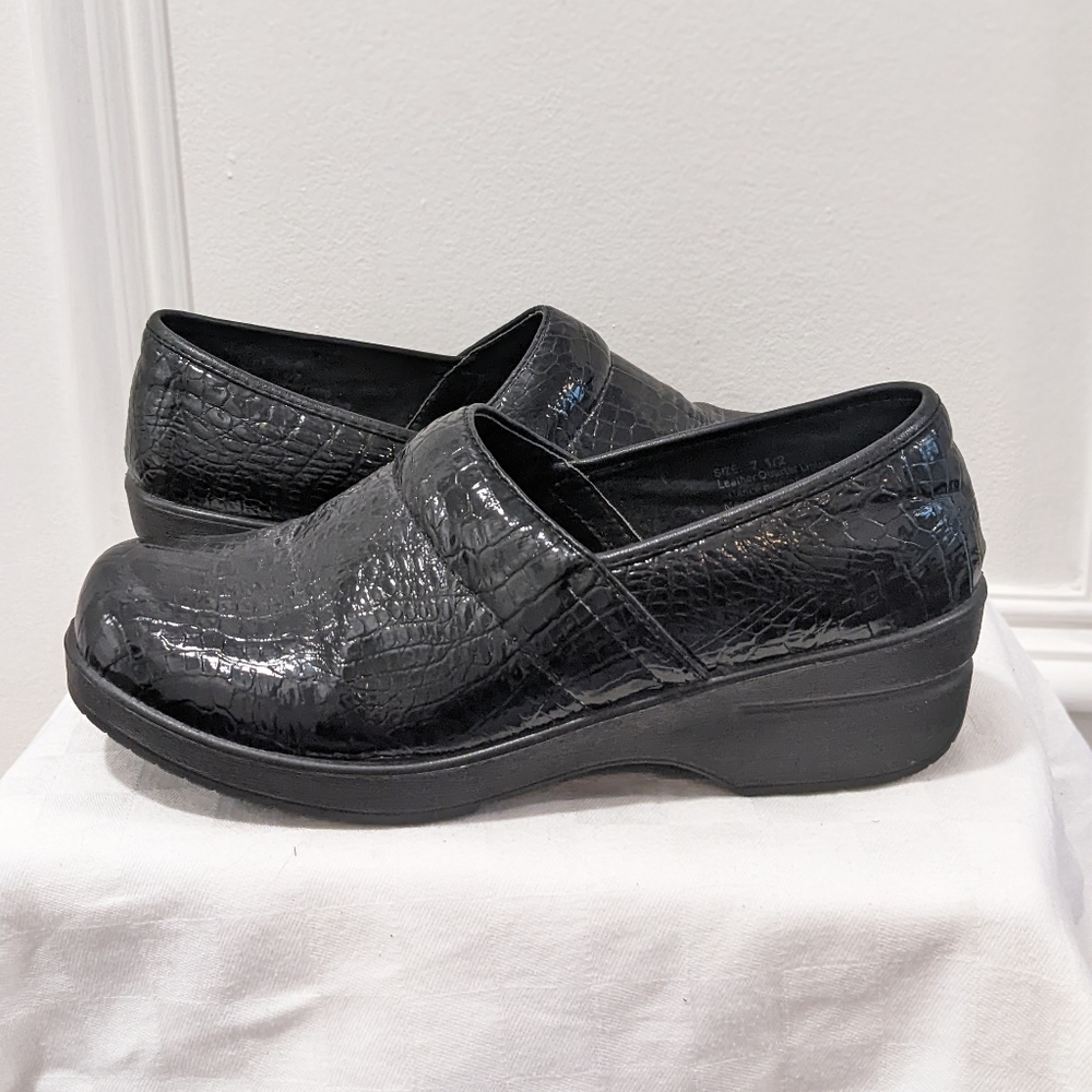 Leather clogs by Cushion Aire